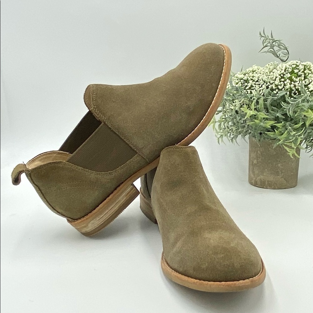 Clarks Trish Chelsea Sz 9.5-M, suede upper, comfort footbed